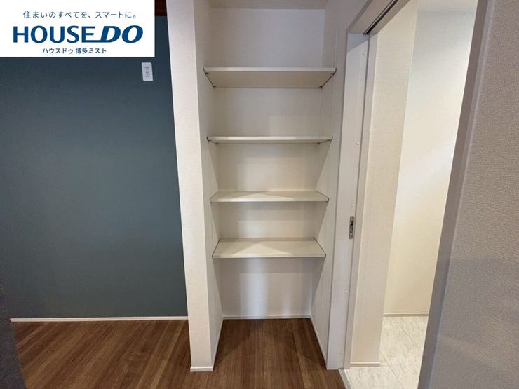 【キッチン スッキリ化計画】キッチン脇のパントリー収納には、調理家電やストック用の食材などをしっかり収納。キッチン回りのコマゴマとした物も片づけられます。