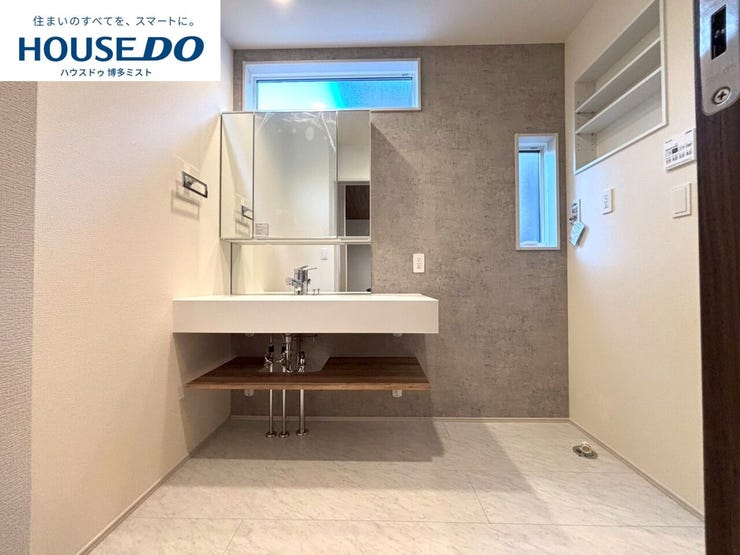 【ホテルライクな洗面所】引き出しや3面鏡裏などの収納がたっぷりあるので、出したままにしたくないドライヤーや化粧品類などの生活感が出るものが片付きます。まさに、ホテルライクな洗面所!