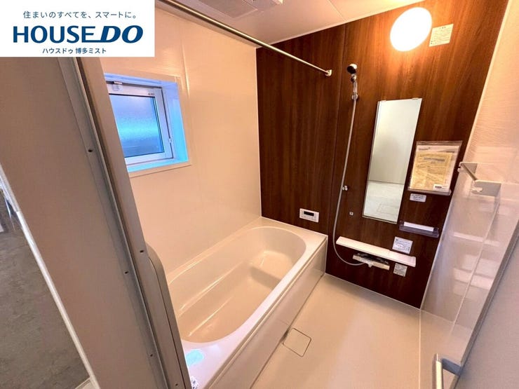 【『ふぅーーーっ。』と思わず声がでちゃいます。】デザイン性に優れた浴槽でゆったりとしたバスタイムを演出。ベンチ付きなので半身浴も楽しめます。