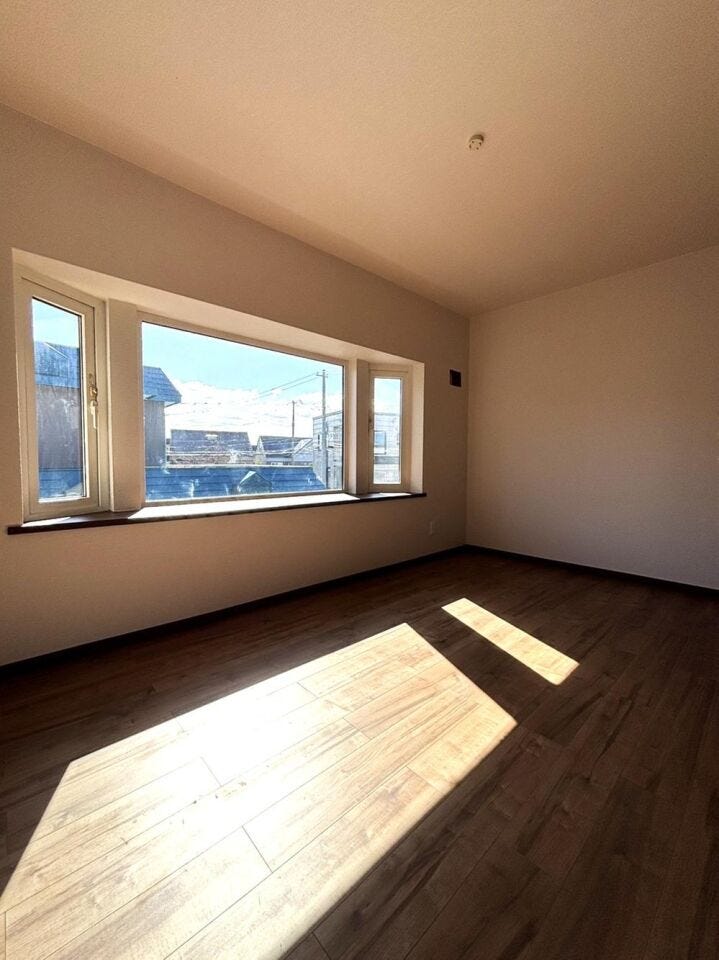 ≪洋室2≫
2階・西側の洋室。シンプルでどのようなテイストの家具でもマッチします。