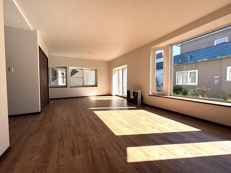 ≪リビング≫
明るく落ち着いた雰囲気のLDK。南向きの窓からは明るい光が差し込みます。