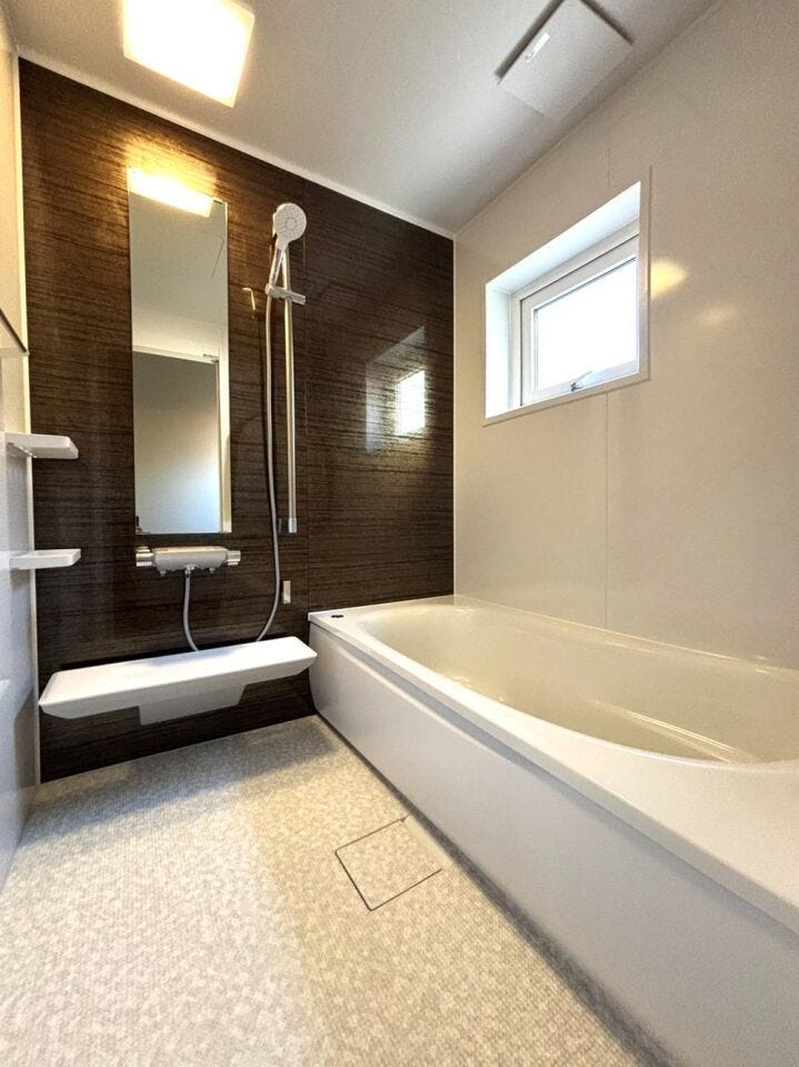 ≪浴室≫
ダークカラーのアクセントパネルで高級感のある浴室です。