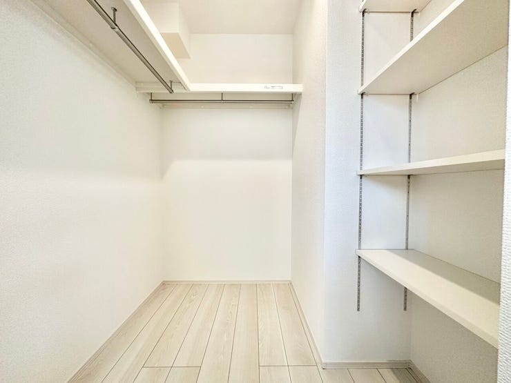 7.87帖洋室には可動棚付きウォークインクローゼット完備♪
