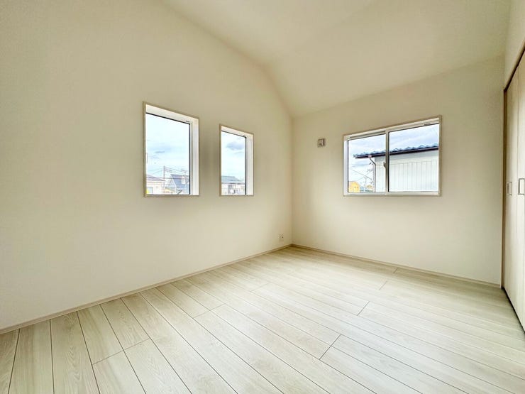 北向き6.0帖の洋室は天井を屋根形状に合わせて高くすることで開放感アップ♪