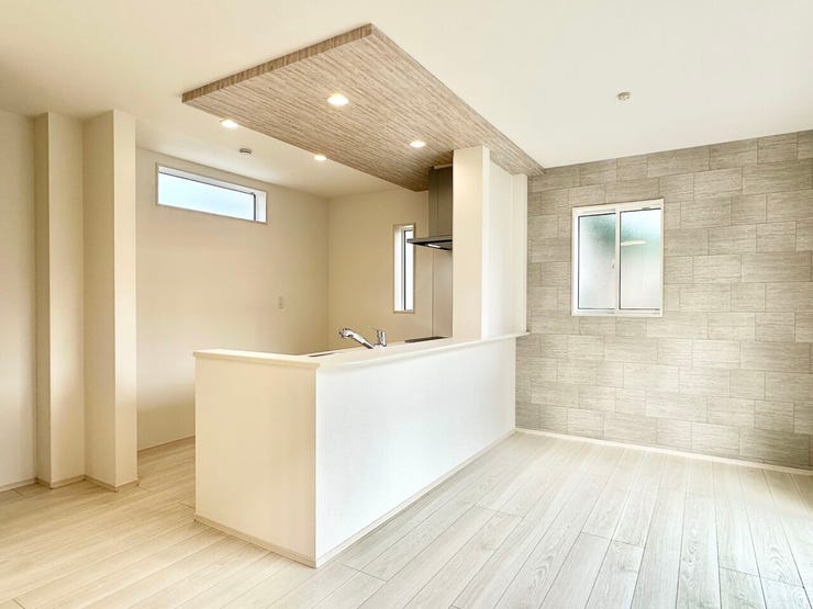 キッチンはポップアップ天井を採用!天井デザインで空間を仕切り、メリハリを演出♪