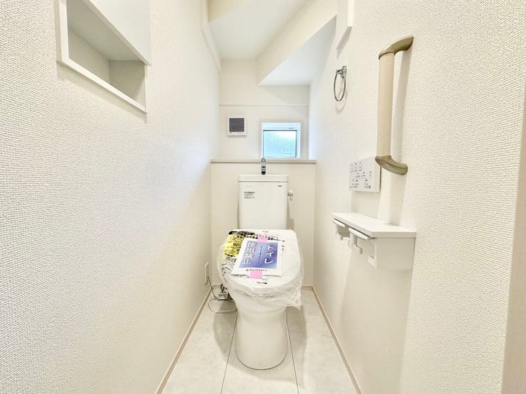 トイレは手すり付き温水洗浄便座♪