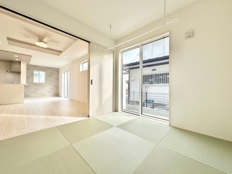 4.5帖の和室はフチなしタタミ採用の洋風仕様♪室内物干し付き♪