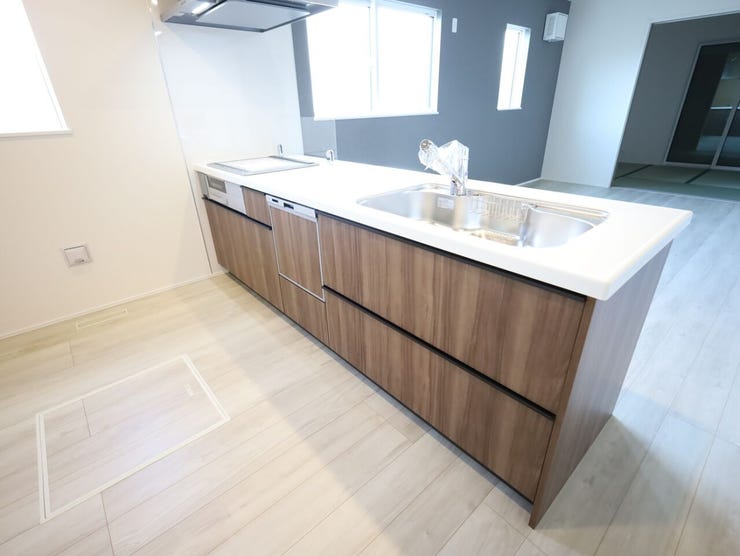 食洗機付きで家事効率アップ!洗い物の負担が減るから、忙しい日でも気持ちよく過ごせる住まい。