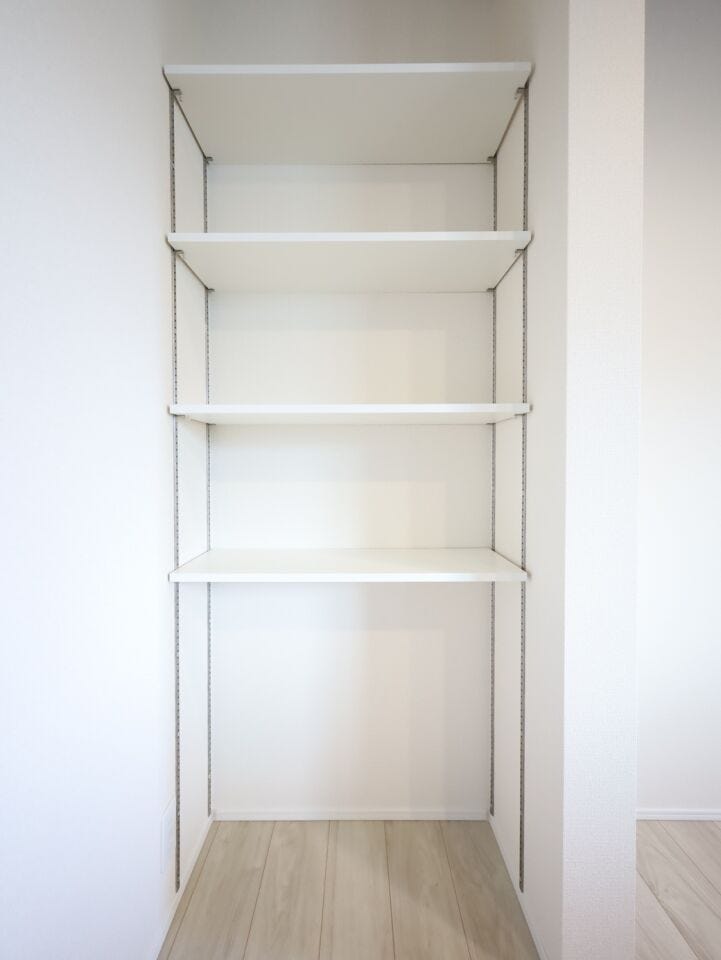 キッチンの可動棚は、しまう物に合わせて高さを調整できる便利な収納♪自然と片付けやすい空間がつくれます。