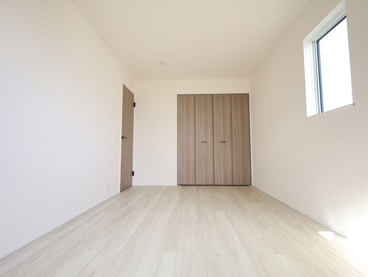 やさしい光を引き立てる落ち着いた洋室。シンプルだからこそ、暮らしに合わせて自由にコーディネートできます。