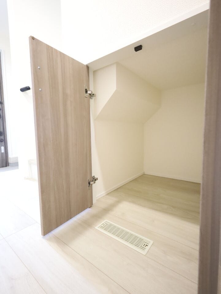 階段下には大容量の収納スペースを確保!お部屋がスッキリ片付きやすくなります。