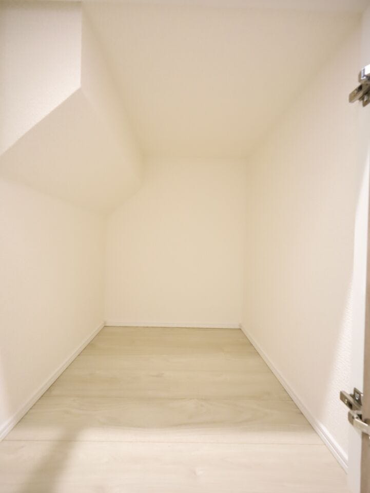 階段下収納。掃除機や季節アイテムもラクにしまえて、暮らしがぐっと快適になります。生活感を上手に隠せて、お部屋が自然と整います。