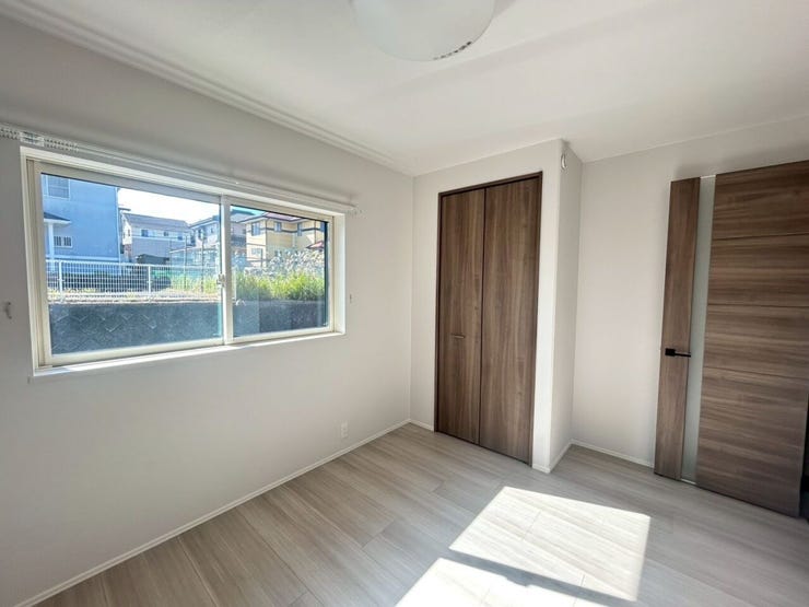 収納力のあるクローゼット付きで、お部屋を広々と活用できます。