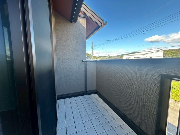 青空が広がる開放的なバルコニー!洗濯物も気持ちよく乾きそうですね。