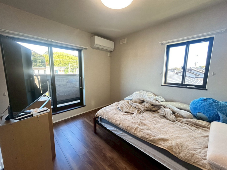 大きな窓が二つ!風通しが良く、寝室としても最適なお部屋です。