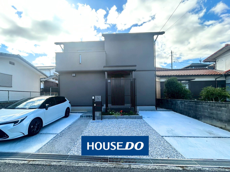 【外観】
広々としたカースペース!来客時も安心、駐車もスムーズにできます。