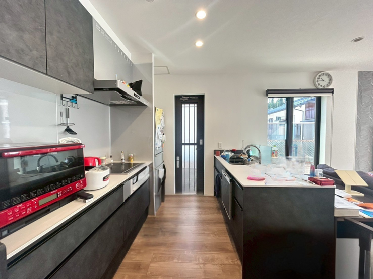 背面のカップボードも充実!食器や調理器具の収納に困りません。