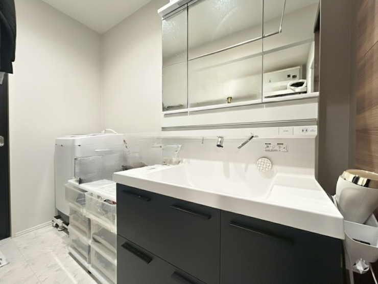 清潔感のある広い洗面スペース!洗濯機置き場もゆったりとしています。