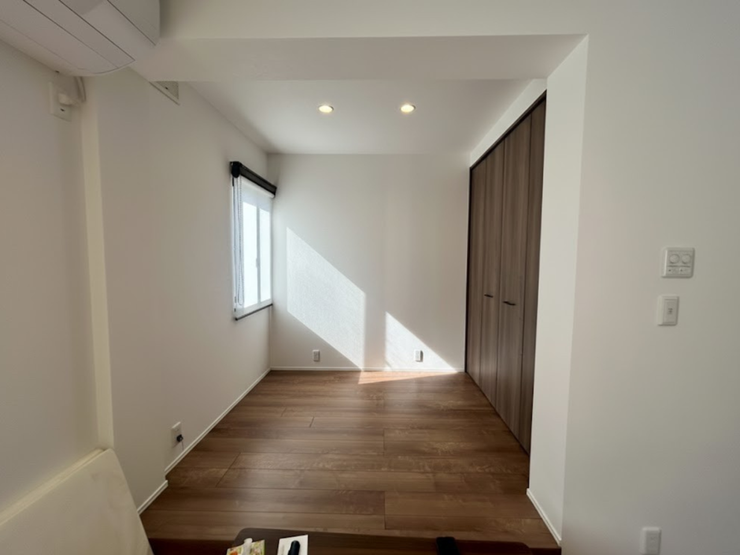 段差を利用した小上がり空間。読書や昼寝を楽しむリラックススペースに!