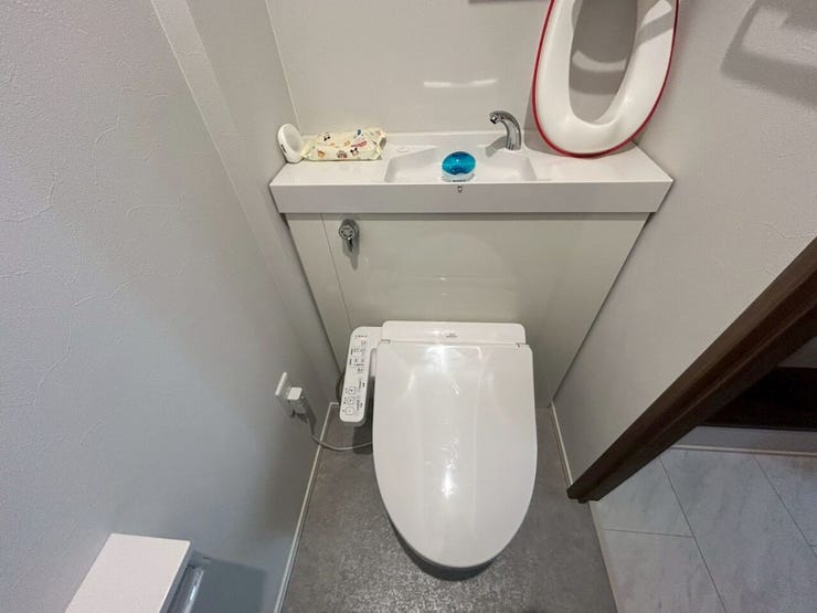 清潔感あふれるシンプルなトイレ空間!毎日気持ちよく使えます。