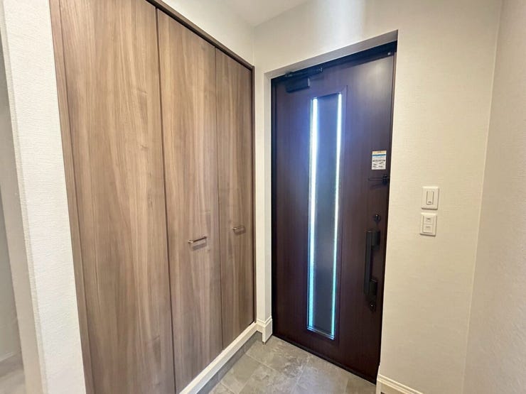 落ち着いた木目調の扉とシックな玄関ドア!お客様を気持ちよくお迎えできます。