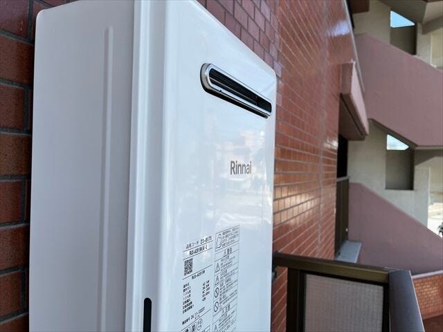 ◆給湯器◆リンナイ製の給湯器です。北側バルコニーに設置さてれています。