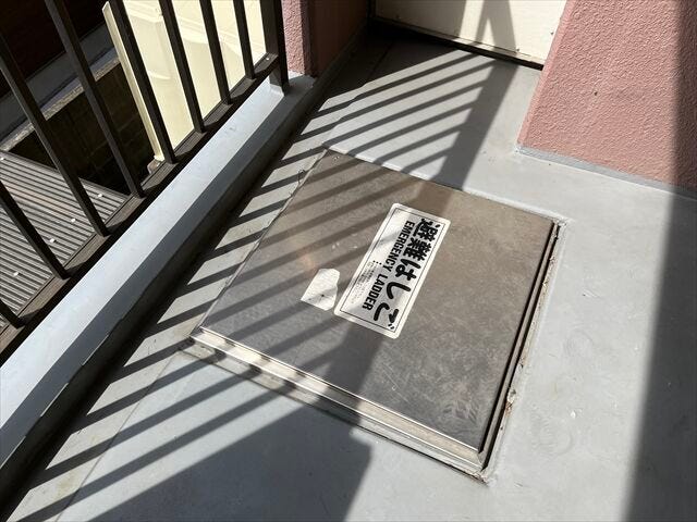 バルコニーには、避難はしごが設置されています。災害などの避難の際、はしごを使って階下に降りることができます。