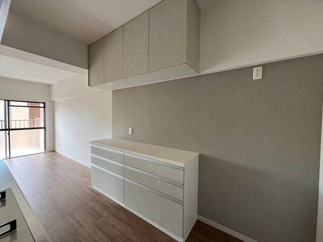 キッチンにはカップボードが付いています!たくさんの食器やストック品などスッキリと収納できますね◎淡いお色の壁紙が施され、オシャレな雰囲気です♪
(2025年5月8日撮影)