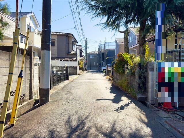 【東側 前面道路】幅員約4mの前面道路です。車がすれ違うには厳しい道幅ですが、車はスピードを抑えて走行するので、お子様にも安全な道幅となっています。