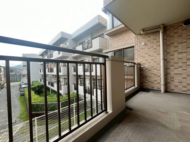 上部には屋根が深くかかっており、直接的な日差しや雨の影響を受けにくい構造です。縦格子の手すりが採用され、外部からの風を取り込みやすい設計です。