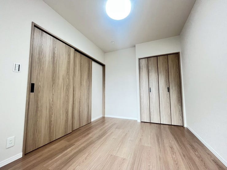 室内には折れ戸式のクローゼットが備え付けられており、収納設備が配置された間取りです。側面の壁には横にスライドする引き戸が設置された設計です。