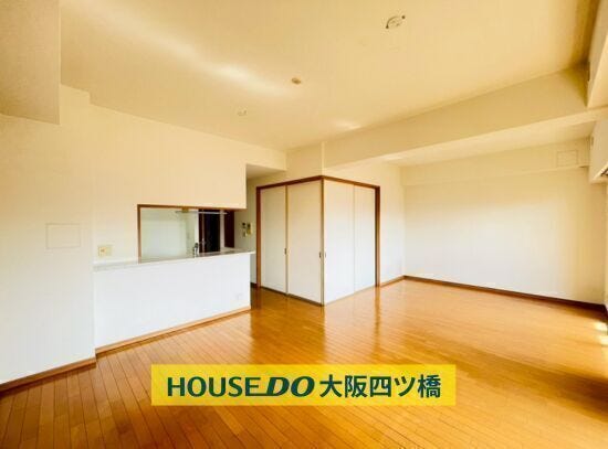 【リビング】
インテリアとの相性も取りやすいカラーのクロスとフロア♪
陽の光がしっかり入るLDK☆