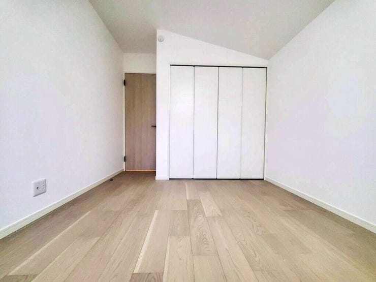 【Bedroom】ベッドとデスクを置いてもゆとりのある、使い勝手の良い広さの洋室です。
