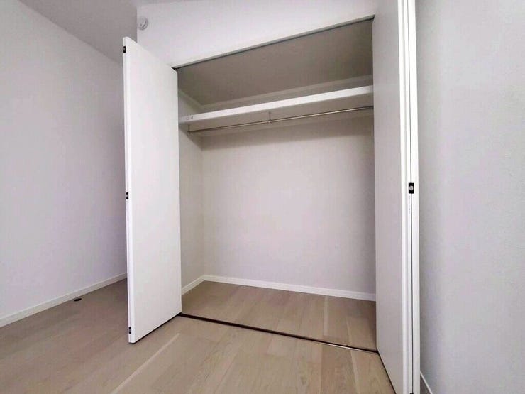 【Bedroom】洋室には収納力のあるクローゼット付き。衣類や荷物もすっきり収まります。