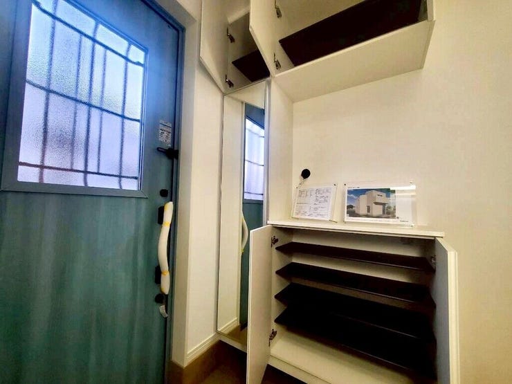 【Entrance】シューズボックス完備の玄関で、靴や小物もスッキリ収納できます。