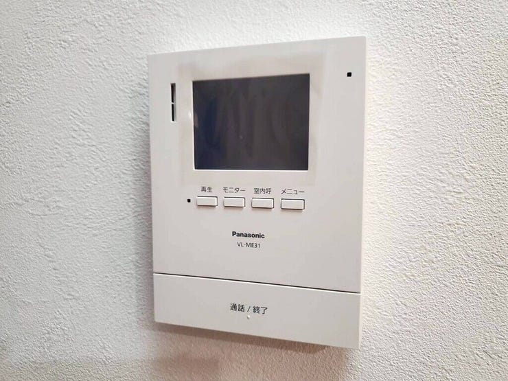 【Facilities】来訪者を確認できるモニター付きインターホンで、防犯面も安心です。