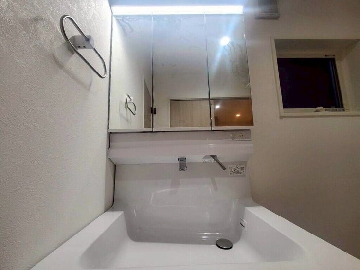【Washroom】すっきりとしたデザインで、毎日の生活が快適に。収納も豊富な洗面所です。