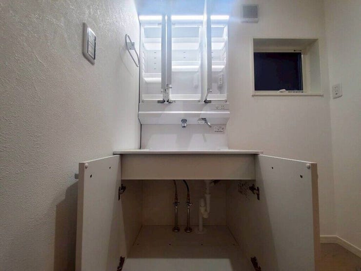 【Washroom】壁付け水栓で、カウンターまわりが汚れにくくお手入れも簡単です。