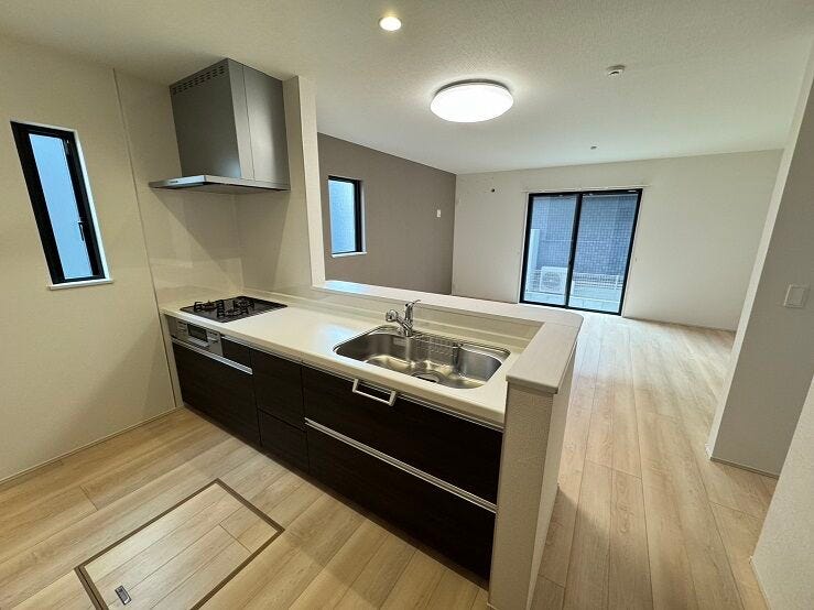 カウンターキッチンはお子様の様子を見ながらお料理ができます。またリビングと一体化しているので家族と楽しく話をしながら毎日のお料理を作る事ができます。