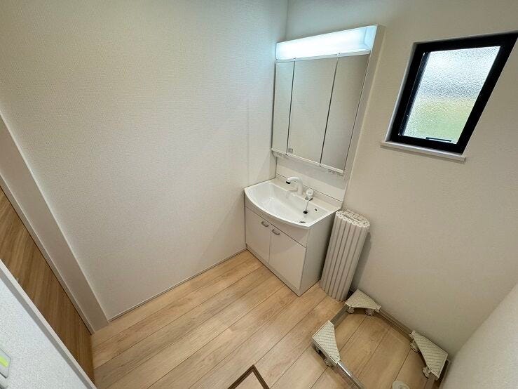 三面鏡になっている洗面台。後姿も確認でき毎朝の身だしなみを整えるのに大活躍してくれます。鏡裏収納なので蛇口周りなど毎日のちょっとしたお掃除が簡単にできますね。