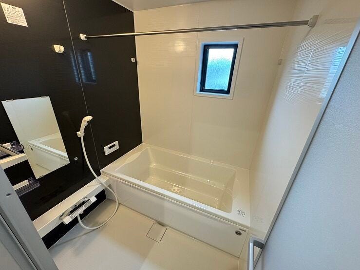 浴室暖房乾燥機がついており浴室を温めておく事ができたり、雨の日に洗濯物を干す事ができます。シンプルな色合いは清潔感があり、一坪の広い空間は、一日の疲れを癒してくれます。
