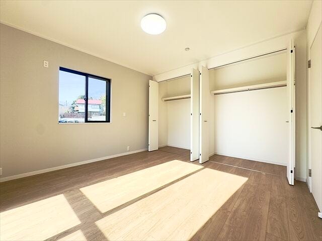 間取り図1階8.1帖洋室:収納がしっかりあるので、お部屋を広くお使いただけます。小物なども収納できるのでレイアウトも楽しむことができそうです。