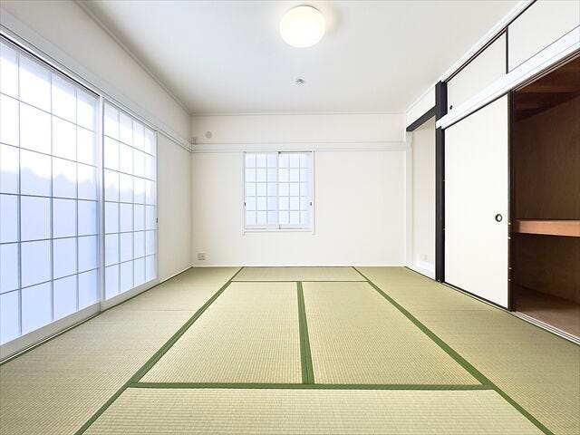 8帖和室:2面採光で明るく、通風も期待できそうです!