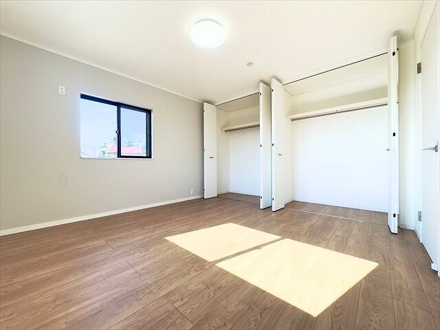 間取り図2階左側8.1帖洋室:各部屋収納を設けているのですっきりと片付いた室内を保てそうですね。