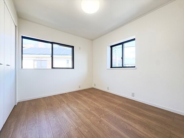 7.2帖洋室:2面採光なので日当たり、風通しともに良好です。北側のお部屋は優しい日差しが入るのでゆったりと読書などを楽しむことができそうです。