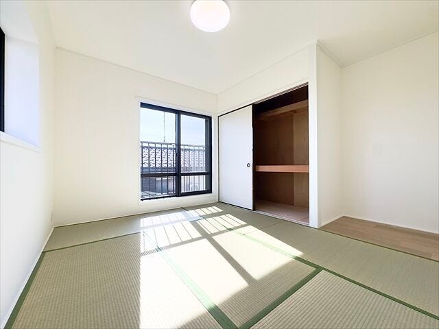 6帖和室:押入は奥行きがあるので、収納グッズを使えば空間を有効活用でき、たくさん収納することができます。お洋服も収納できそうです。