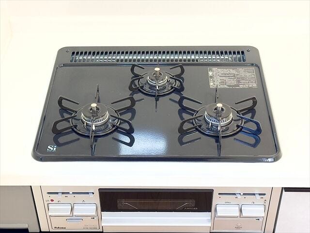 キッチン:3口ガスコンロなので一度に同時調理ができ、ご飯の準備もすぐにできそうです。