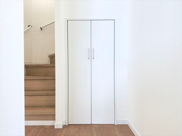 階段下収納:1階廊下にあり、防災用品などをしまうことができます。