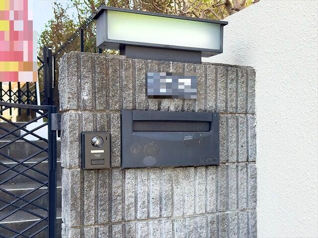 インターホンとポスト:ライトが付いているので、夜間の訪問者の顔もしっかりと確認出来ます。