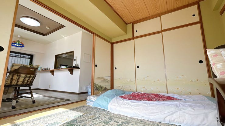 リビング横の和室スペースは休憩したり、お子様の安全な遊びスペースとしても使えます◎